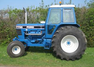 2WD traktori Ford-NH 7700