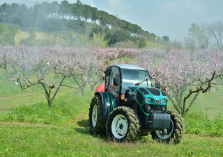 4WD traktori Arbos 4090 Q