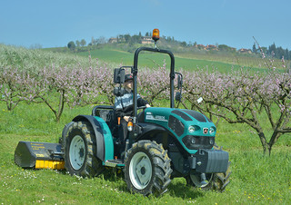 4WD traktori Arbos 4090 Q