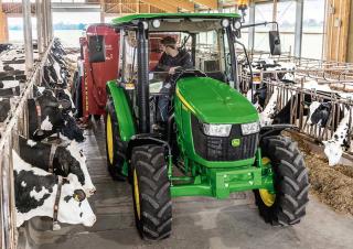 4WD traktori John Deere 5075E