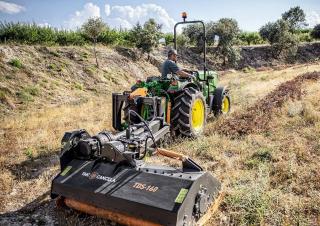 4WD traktori John Deere 5090GL