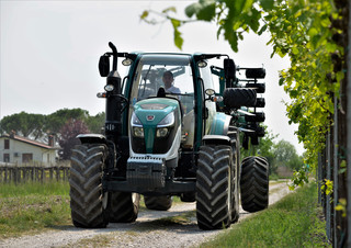 4WD traktori Arbos 5115