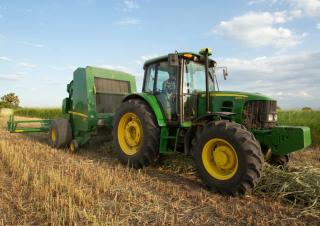 4WD traktori John Deere 6105J