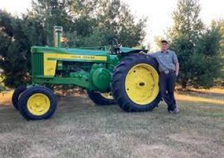 4WD traktori John Deere 720