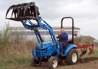 4WD traktori LS J27 HST