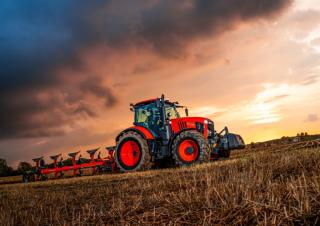 4WD traktori Kubota M7133 