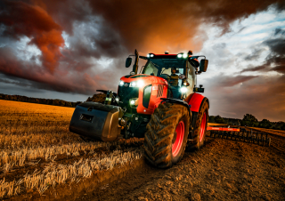 4WD traktori Kubota M7133 