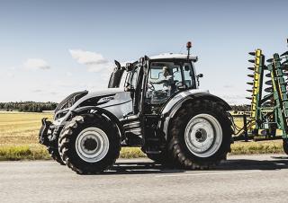 4WD traktori Valtra T214A