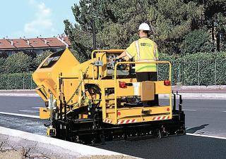 Asfaltni finišeri na gusjenicama Caterpillar AP255E