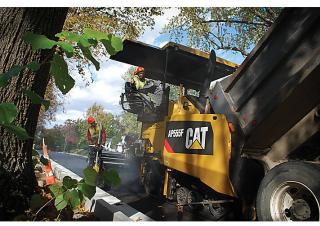 Asfaltni finišeri na gusjenicama Caterpillar AP555F