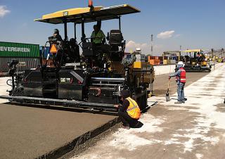 Asfaltni finišeri na gusjenicama Caterpillar AP655F