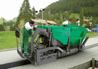 Asfaltni finišeri na gusjenicama Vögele Super 800i