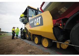 Asfaltni finišeri na kotačima Caterpillar AP600F