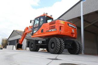 Bageri na kotačima Doosan DX160W-3