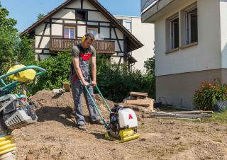 Kompaktori s vibracionim pločama Jednosmjerni vibracioni nabijači ploča Ammann APF 1033