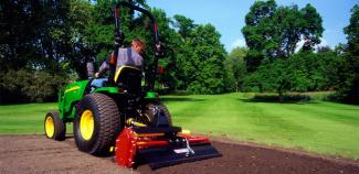 Vozila Kompaktni pomoćni traktori John Deere 2320