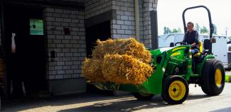 Vozila Kompaktni pomoćni traktori John Deere 2320