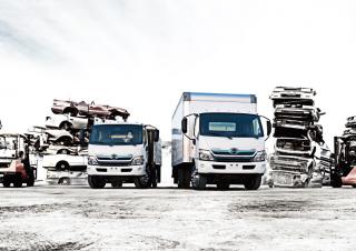 Kamioni Krute šasije Hino 300 614 LWB 4x2