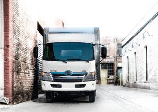 Kamioni Krute šasije Hino 300 714 SWB 4x2