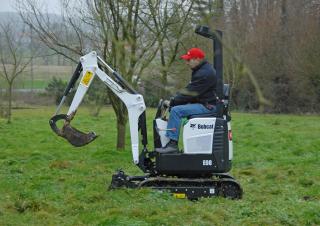 Mini bageri Bobcat E08