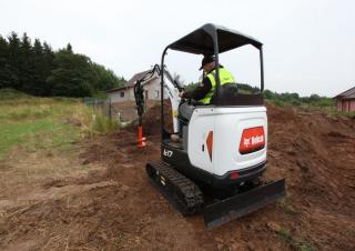 Mini bageri Bobcat E17