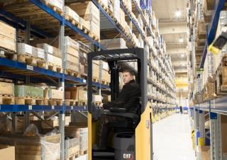 Paletni viličari Paletni viličar za sjedeće rukovatelje Caterpillar NSS12N2TF