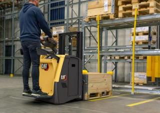 Paletni viličari Platforma za stojeće rukovatelje za paletne viličare Caterpillar NPV20N3D