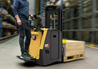 Paletni viličari Platforma za stojeće rukovatelje za paletne viličare Caterpillar NPV20N3D
