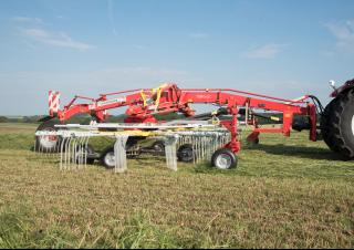 Rotacijske grablje Pöttinger Top 842 C