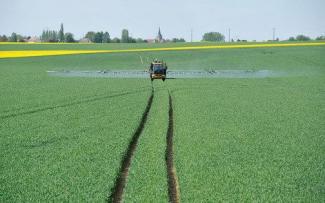 Samohodne poljske prskalice Challenger RoGator 635
