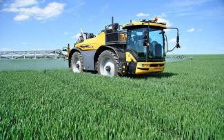 Samohodne poljske prskalice Challenger RoGator 635