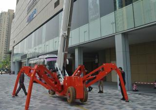 Teleksopska podizna platforma Teleskopska podizna platforma na kotačima Easy Lift R360