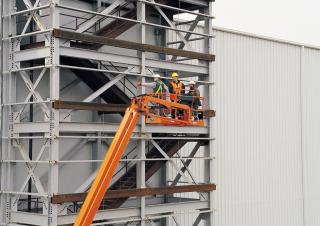 Teleksopska podizna platforma Teleskopska podizna platforma na gusjenicama JLG 1350SJP