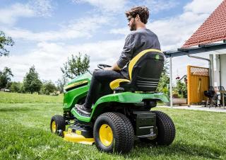 Samohodne kosilice za travnjake i vrtni traktori John Deere X370