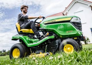 Samohodne kosilice za travnjake i vrtni traktori John Deere X370