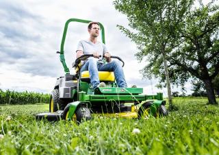 Samohodne kosilice za travnjake i vrtni traktori John Deere Z515E