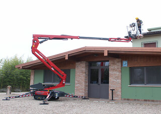 Zglobna podizna platforma Zglobna podizna platforma na gusjenicama Hinowa Lightlift 13.70 Performance IIIS
