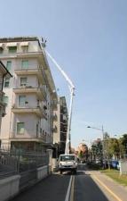 Zglobna podizna platforma Dizala sa zglobnom granom montirana na prikolicu Multitel MX 250