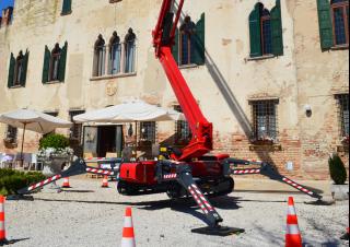 Zglobna podizna platforma Zglobna podizna platforma na gusjenicama Hinowa Lightlift 26.14 Performance IIIS MK3