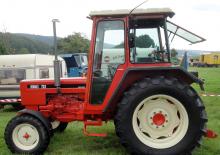 2WD traktori Renault 751