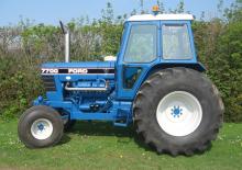 2WD traktori Ford-NH 7700