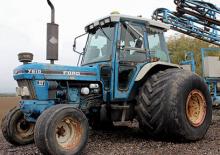 2WD traktori Ford-NH 7810