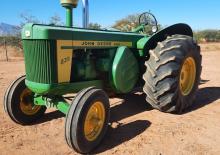 2WD traktori John Deere 820