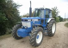 2WD traktori Ford-NH 8210