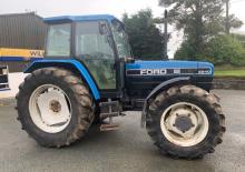 2WD traktori Ford-NH 8240