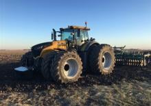 4WD traktori Challenger 1046