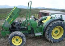 4WD traktori John Deere 2446F