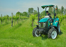 4WD traktori Arbos 3055