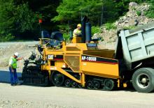 Asfaltni finišeri na gusjenicama Caterpillar AP1055D