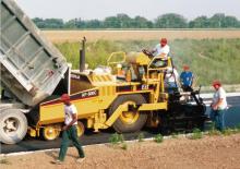 Asfaltni finišeri na kotačima Caterpillar AP800C